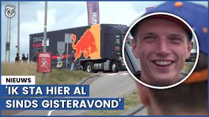 GeenStijl: Vrachtwagens kijken in Zandvoort. "Dat is toch geweldig. Met dat  toeteren"