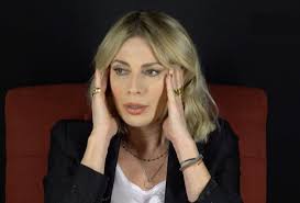 Υποδέχτηκε το καλοκαίρι με κεράσια και φόντο την ακρόπολη η πόζα της ηθοποιού στον φωτογραφικό φακό Smaragda Karydh Fwtografizetai Me Kokkino Magio Kai Entypwsiazei Me Tis Analogies Ths
