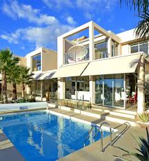 La vivienda cuenta con cocina totalmente amueblada y equipada con todos los electrodomésticos, está situado en una de las mejores zonas de la playa de las canteras. Vacaciones En Villas En Las Islas Canarias