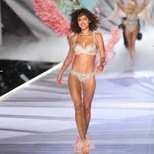 We've been following the model's journey closely, from her first fitting to her struggles with mastering the perfect smile. Bella Hadid Das Halt Sie Von Victoria S Secret Gala De