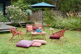 Résine ronde, il est synonyme de partage, soleil et barbecue. Sixties Low Table Fermob Metal Table Outdoor Living Space