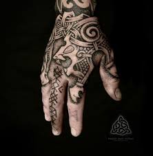 Celtic Tattoos Mit Sean Parry Aus Nord Wales Tattoo Spirit In 2020 Wikinger Tattoos Hand Tattoos Herren Hand Tattoos