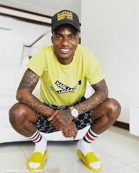 K zákonom stanovenej 1 ročnej priemyselnej záruke. Thembinkosi Lorch Wears Yellow Karl Lagerfeld T Shirt And Matching Flip Flops Justnje