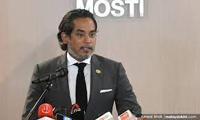 Pemerintah malaysia membebankan biaya karantina bagi pendatang asing sebesar 1.550 dolar as atau sekitar rp23 juta. Malaysiakini