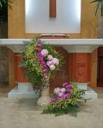 Biasanya marigold akan dijadikan penghias altar bagi kerabat yang sudah meninggal. 34 Ide Rangkaian Bunga Meja Altar Di 2021 Rangkaian Bunga Altar Bunga
