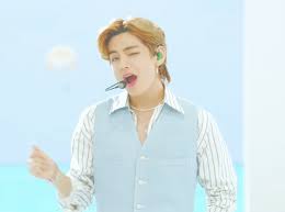 After the release of the '2022 season's greetings' preview, a recent trending post on hot category at theqoo is discussing taehyung's vi… God Taehyung Kim Taehyung Taehyung V Taehyung