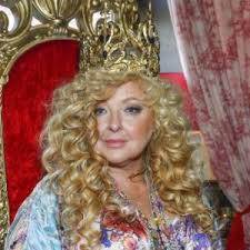 Born in komorów, poland as magdalena daria ikonowicz and known as magda gessler, she is a polish television personality. Magda Gessler W 1998 Roku Mloda Skromna I Niezwykle Czarujaca Tak Wygladaly Poczatki Jej Medialnej Kariery Wideo Gwiazdy Maxxx News Rmf Maxxx
