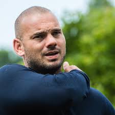 Wesley Sneijder, die rol in sportieve staf FC Utrecht wel ziet zitten,  sneert naar Van den Brom: “Iedereen is happy dat hij weg is”