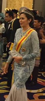 Sultan sharafuddin (kanan) berkenan memerhatikan tengku permaisuri norashikin (dua kanan) menyiram air mawar ke atas pusara abdul rahman yang selamat dikebumikan di makam diraja shah alam, dekat shah alam semalam. Warisan Raja Permaisuri Melayu Penampilan Raja Permaisuri Perak Dan Tengku Permaisuri Selangor Ketika Pertabalan