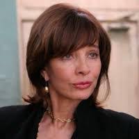 WARUM mussten sie Barbara Reynolds so früh in der Serie umbringen?! Ich  finde, sie hat sich wirklich gut in die Besetzung eingefügt und hätte so  viel Potenzial für interessante Handlungen gehabt. :