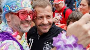 Willi herren war vater zweier kinder, die aus der beziehung mit der italienischen kölnerin mirella fazzi stammen. Willi Herren Privat So Wild Lebte Der Ballermann Star Abseits Der Kameras News De