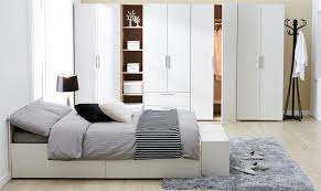 Um zu hohe luftfeuchtigkeit in ihrer wohnung zu reduzieren, können sie zum einen feuchtequellen ausschalten, wie beispielsweise keine nasse wäsche zum trocknen aufzuhängen, auf zimmerspringbrunnen zu verzichten, und gegebenenfalls ihr aquarium abzudecken. Beseitigung Von Feuchtigkeit In Der Wohnung