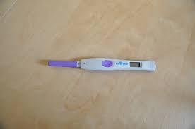 J'ai voulu faire un test d'ovulation clearblue (2 hormones), j'ai eu de suite le smiley fix ! Test Le Test D Ovulation Clear Blue Maman A Des Formes
