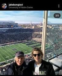 A couple weeks ago, jake shared a selfie of him and millie in the backseat of a car. 42 Ideas De Jake Bongiovi Bon Jovi Que Guapo Gente Bonita