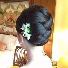 Chignon A L Arriere Avec Ornement Coiffure Fete Style De Cheveux Styles De Coiffures
