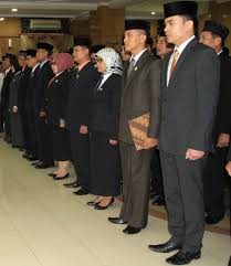 Inspirasi modis pembahasan baju seragam tentang model terkini 15 baju seragam safari adalah : Pakaian Seragam Dinas Pns Berdasarkan Permendagri Nomor 6 Tahun 2016 Barenlitbangda Kota Banjarmasin