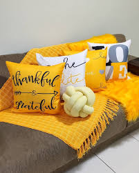 Capa De Almofada Amarela E Cinza Tudo Amarelinho Capas Estampadas 24 90 Manta Sofa 59 90 Almofada No 49 90 Pelego 78 00 Quartodecasa Sofa Com Manta Almofadas Amarelas Almofadas