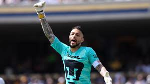 Afición de Pumas estalla: 'Pollo' Saldívar captado con chamarra de Tigres  en CU