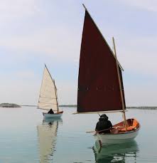 A Gauche Sur La Marie Pupuce Gerard Essaie Pour La Premiere Fois La Voile Qu Il Vient De Terminer De Couper Et Coudre Lui Meme Celle Wooden Boats Boat Rowing