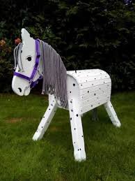 Susses Holzpony Fur Den Garten Zum Reiten Spielen Putzen Mahne Flechten Frisieren Und Lieb Holzpony Weiss M Schw Punkten Holzpferd Holzpferd Garten Pferd