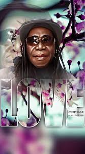 Ah Emma and Elias are dey deaf because you can see that people are running  for their life and you guys are there looking at the crowd eeeeiii gyimie  paaaa nie hmmmm