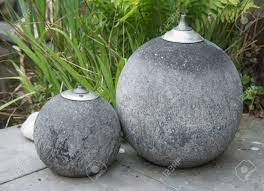 Solarleuchten sind eine schöne und umweltfreundliche option ihren garten um wunderschöne leuchtende akzente zu bereichern. Zwei Konkrete Grossen Ollampen Fur Den Aussenbereich Garten Lizenzfreie Fotos Bilder Und Stock Fotografie Image 27908538