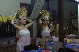 Tarian ini melambangkan penyambutan atas turunnya dewata ke alam dunia. Tari Pendet Tari Penyambutan Dewa Dan Manusia Indonesia Kaya