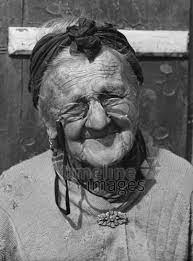 30 u 2 ■ ich bin drei tage bei tante emma und onkel klaus in ottobrunn gewesen und habe interessante neuigkeiten gehbrt: Alte Frau Mit Brille 1943 Preuss Timeline Images Black White Schwarz Weiss Fotografie Photography Historis Weibliche Fotografie Alte Frau Brillen Frauen