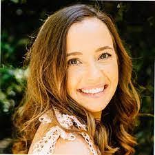 Hillary Wade's Instagram, Twitter & Facebook