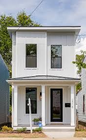Narrow Lot Home This Home Is Only 15 Ft Wide So Keeping The Floor Plan Open And The Design As As Light And Bright Schmales Haus Schwarze Fenster Home Interior