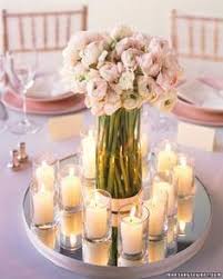 Este centro de mesa esta hecha de una botellas de cristal, flores blancas, moradas y hojas verdes. 26 Ideas De Centros De Mesa Flores Naturales Centros De Mesa Flores Centros De Mesa Para Boda