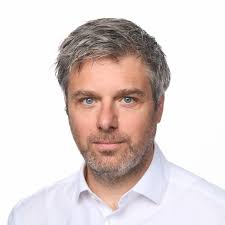 51/52: In opposition to the crowd