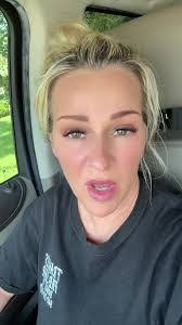 Julie Duffey's Instagram, Twitter & Facebook