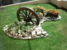 Vylepsete Si Svou Zahradu Nebo Dvur 25 Nadhernych Inspiraci Na Vytvoreni Zahradnich Ostruvku Prima Inspirac In 2020 Beautiful Gardens Garden Decor Garden Projects