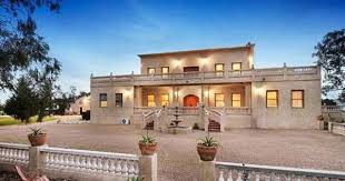Villa Tuscany Melbourne Mickleham Located In Konagaderra In The Victoria Region This Detached Villa Is Homeaway Vacation Rentals Vacation Rental Holiday Home