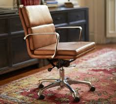 Gorgeous tufted caramel leather office chair with intricately carved wooden details. Venta Caramel Leather Desk Chair En Stock