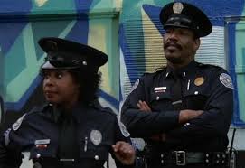 La polizia di stato rappresenta l'apparato amministrativo centrale per mezzo del quale il ministero dell'interno gestisce l'ordine pubblico e la sicurezza pubblica in italia. Scuola Di Polizia 6 La Citta E Assediata Su Italia 1 Il Film Con Mccoy 21 Luglio