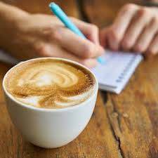 Prendi il burro a temperatura ambiente e mescolalo con lo zucchero, la farina, la farina di mandorle e il contenuto di una capsula di caffè espresso intenso fino ad ottenere un composto omogeneo. Il Caffe Americano Bravocook