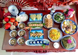 Đối với mâm cỗ mặn cúng gia tiên, gia chủ cần chuẩn bị hương, hoa tươi, vàng mã, đèn nến, trầu. Há»™i Chá»‹ Em Khoe Mam Cá»— Cung Ráº±m Thang 7 Ngoi Sao