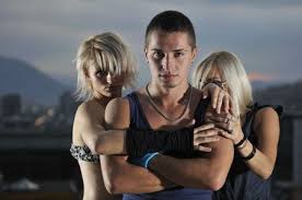 Téléchargez dès aujourd'hui la photo une femme avec deux hommes trio ou triangle amoureux populaire dame patron puissant relation ouverte avec polyamory bigamie ou polygamie intimité entre trois personnes. 926 985 Deux Hommes Une Femme Imagenes Y Fotos 123rf