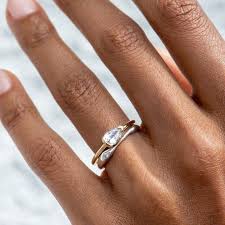 The Organic Shapes Of The Reticulated One Diamond Band Make It A Dis 14k White Gold Diamond Engagement Ring Diamond Engagement Ring Set Emerald Engagement Ring