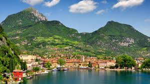 Die aktuelle wassertemperatur beträgt 15 °c. Beste Reisezeit Gardasee Wetter Klimatabelle Und Klimadiagramm