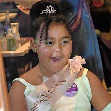 TFW you see yourself transformed into Princess Tiana! 🌟 Michigan wish kid  Vivienne's trip to Disney World was filled with moments like this.  Vivienne's mom told us "WOW is all we can