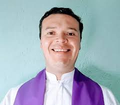 YouTube reconoce a párroco por subir contenido