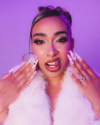 GUYSSSS! I'm so excited to be throwing my first HUGE bday party this  year!!😍 this photoshoot for my invites was too much fun!!😍