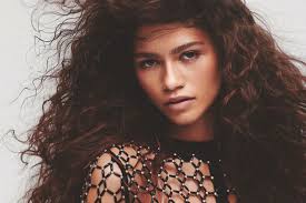 Zendaya (which means to give thanks in the language of shona) is an american actress and singer born in oakland, california. Tayang Desember Zendaya Rilis Poster Episode Spesial Euphoria Okezone Celebrity
