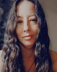 Roseanna Lee's Instagram, Twitter & Facebook