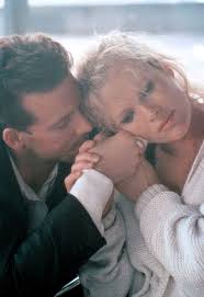 Nine and a half weeks was, like 50 shades, written by an author who hid her identity behind a pseudonym, and it too became a runaway success with female readers. Epingle Sur Lovestoned