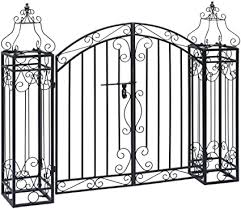 Il giusto cancello per ogni esigenzai cancelli in ferro battuto possono essere eleganti, raffinati, di classe o caratterizzarsi per uno stile più rustico e cancelli e cancelletti per esterni possono essere realizzati totalmente in ferro oppure in ferro e legno, ferro e rame, ecc. Goliraya Cancello Ornamentale Da Giardino A Doppia Anta In Ferro Battuto Cacello Per Recinzione Cancello In Metallo Cancello Da Esterno Cancello In Acciaio 22x20 5x100 Cm Amazon It Casa E Cucina