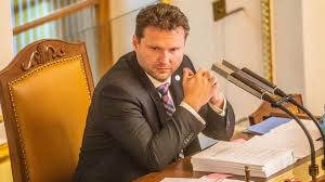 Předseda sněmovny radek vondráček novinářům řekl, že mašínové budí kontroverze.odbojovou skupinu bratří mašínů před několika lety neúspěšně navrhoval na státní vyznamenání senát. Vondracek To Schytal Za Vecirek Ve Snemovne Moneymag Cz